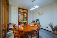 Un comedor con mesa y sillas de madera. en Blue Sea Hotel, en Dali