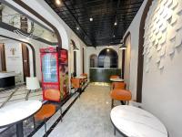 uma sala com mesas, cadeiras e uma máquina de Coca-Cola em Hali Hotel Da Lat em Da Lat