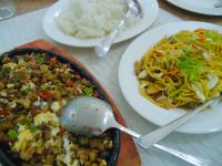 een tafel met borden en een kom rijst bij Sacaan Tropical Breeze Resort in Sogod