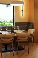 een eetkamer met een tafel, stoelen en een bank bij The Max Hotel Sandton in Johannesburg