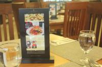 Una exhibición sobre una mesa con una copa de vino. en Prima SR Hotel & Convention Yogyakarta, en Yogyakarta