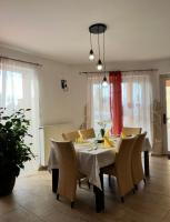 4 Hordó - Panzió és Étterem في كوماروم: غرفة طعام بها طاولة وكراسي