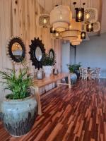 Habitación con suelo de madera y mesa con plantas. en Brahman Hills - Gardens, Spa, Hotel & Villas - 5star, en Nottingham Road