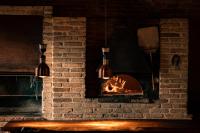 un camino in mattoni con un fuoco dentro di BB Maltagliati a Torano Nuovo