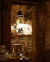 una sala da pranzo con tavolo, sedie e bar di BB Maltagliati a Torano Nuovo