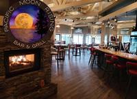 um bar e restaurante com lareira em Oceanside GetAway at Pacific Shores em Nanoose Bay