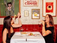 - deux femmes assises à une table pour manger dans un restaurant dans l'établissement Mantra 2 Bond Street, à Sydney