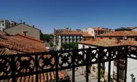 una vista de una ciudad desde un balcón en Hosteria Solar de Tejada, en Soria
