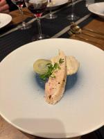 une plaque blanche avec un morceau de nourriture sur une table dans l'établissement sorahama, à Tottori