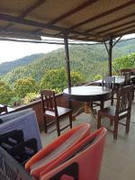 Ein Tisch und Stühle auf einem Balkon mit Aussicht in der Unterkunft Sunset villa munduk in Munduk