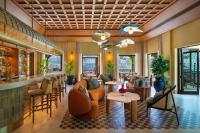 un vestíbulo de un restaurante con mesas y sillas en Luxury Grande 48 with Burj Khalifa & Fountain Views, en Dubái