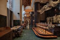 un restaurante con taburetes de madera y un bar en Luxury Grande 48 with Burj Khalifa & Fountain Views, en Dubái