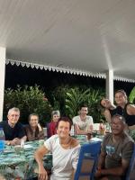 un grupo de personas sentadas en una mesa en Chez Marino & Charlie, en Le Lamentin