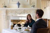 Een man en een vrouw die aan een tafel eten. bij Trump Turnberry in Turnberry