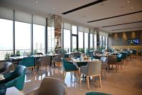 Restaurace v ubytování Holiday Inn Gurugram Sector 90 by IHG