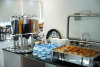 Un mostrador con botellas de agua y una bandeja de comida. en Erbil Platinum Hotel, en Erbil