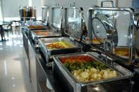 una fila de bandejas de comida en una línea de buffet en Erbil Platinum Hotel, en Erbil