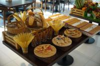 una mesa con platos de comida y cestas de pan en Erbil Platinum Hotel, en Erbil