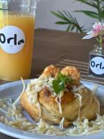 einen Teller Essen mit einem Sandwich und einem Getränk in der Unterkunft Orla Pousada & Café in Parnamirim