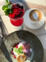 Un plato con un postre y una bebida en una mesa. en Hotel Livin, en Tiflis