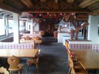 una sala da pranzo con tavoli e sedie in legno di Eurotel Cermis a Cavalese