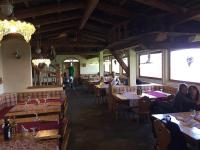 una sala da pranzo con persone sedute ai tavoli in un ristorante di Eurotel Cermis a Cavalese