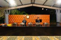 een groep van drie mannen die aan een tafel zitten bij Dandeli Inn Resort in Dandeli