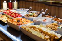 un buffet de différents types de nourriture sur une table dans l'établissement SOWELL FAMILY Vars, à Vars