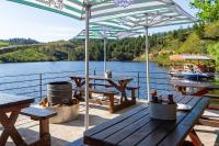 een picknicktafel met uitzicht op een meer bij Elgin River Lodge in Elgin