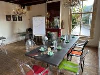 Un comedor con una mesa y sillas negras. en Restaurant Hotel Buitenlust, en Amerongen