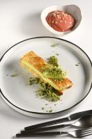 ユショーにあるChâteau De Massillanのブロッコリーを添えた食べ物が載った白い皿