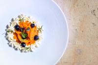 ユショーにあるChâteau De Massillanのテーブルの上に食べ物が載った白い皿