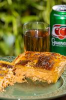 ナタールにあるポザーダ ダ テラの飲み物の横の皿の上の食べ物