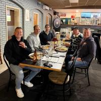 CollieにあるThe Club Hotel Collieのレストランの席に座る男たち