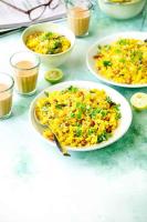 Una mesa con tres platos de comida encima. en Hotel Heeralal, en Bikaner