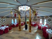 Una habitación con mesas y sillas rojas y blancas. en Airport Guest House Ulaanbaatar, en Ulán Bator