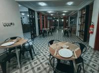 een restaurant met tafels en stoelen in een kamer bij Italian Boy Hotel in Accra