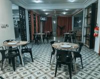 een restaurant met tafels en stoelen in een kamer bij Italian Boy Hotel in Accra