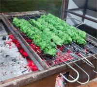 Una parrilla con un montón de verduras verdes encima en The Whistling Pine Woods, en Varagampadi