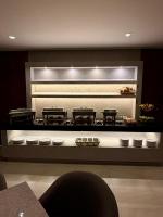 Una cocina con estufa y algunas mesas y sillas. en Hotel Myst., en Monterrey