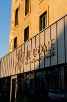 ロアンヌにあるLa Suite Appart Hôtelの店前看板のある建物