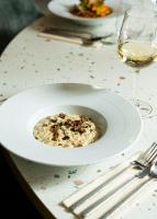 ロアンヌにあるLa Suite Appart Hôtelのワインと一緒にテーブルの上に盛り付け