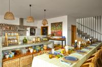un comedor con una mesa larga con platos azules en Yeotown Madeira Wellness Hotel and Nature Stay, en Arco da Calheta