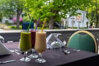 ラック・ブロムにあるAuberge Lakeview Innの三杯の飲み物を入れたテーブル