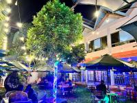 een boom in een restaurant met mensen aan tafel bij Shanvilla Resort Ltd in Murangʼa