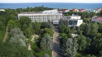 una vista aérea de un edificio con árboles y el océano en Grand-Marine Hotel &amp; SPA, en Odessa