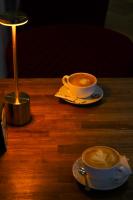 ヤレムチャにあるGots - готельно-ресторанний комплексの木製テーブルに座ったコーヒー2杯