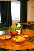 ヤレムチャにあるGots - готельно-ресторанний комплексの木製テーブル