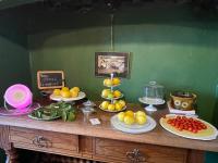 una mesa con platos de frutas y hortalizas. en Le Manoir des Remparts de Besse, en Besse-et-Saint-Anastaise