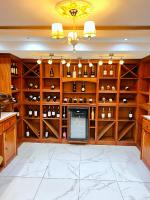 Una bodega con estantes de madera con botellas de vino. en Appart'hôtel Micheline Suites & SPA, Bastos, en Yaoundé